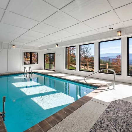 Ridgetop Cabin Retreat W Pool Hot Tub & Theater